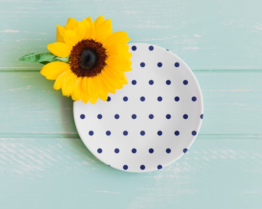 Free Plate Mockup With Sunflower Psd