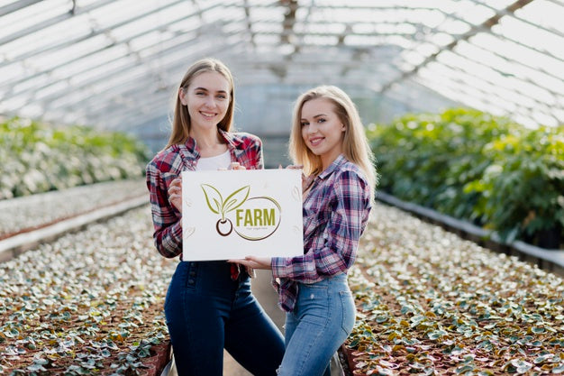 Free Portrait Of Cute Young Girls Posing At A Farm Psd