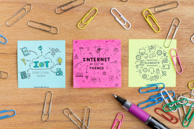 Free Post It On Table Surrounded By Paperclips Psd