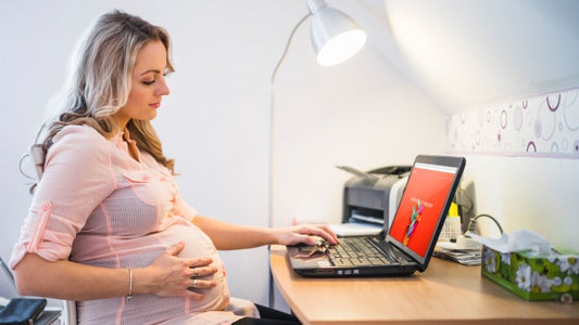 Free Pregnant Woman Using Laptop Psd