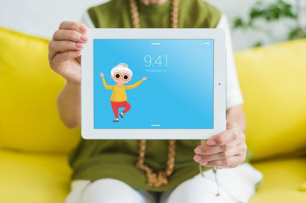 Free Senior Woman Holding Tablet Mockup Psd