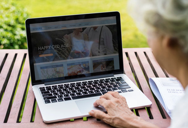 Free Senior Woman Using A Laptop On Vacation Psd