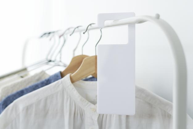 Free Shirts On A Clothing Rack With A Tag Mockup In A Studio Psd