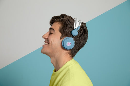 Free Side View Of Man Enjoying Music On Headphones Psd