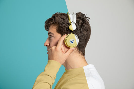 Free Side View Of Man Listening To Music On Headphones Psd