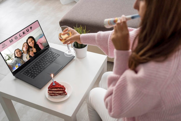 Free Side View Of Woman Celebrating At Home With Friends Over Laptop And Drink Psd