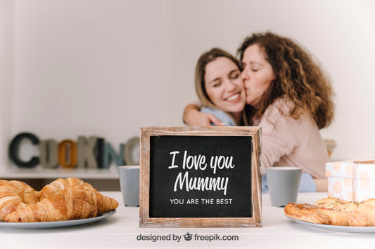 Free Slate Mockup For Mothers Day With Breakfast And Kiss Psd