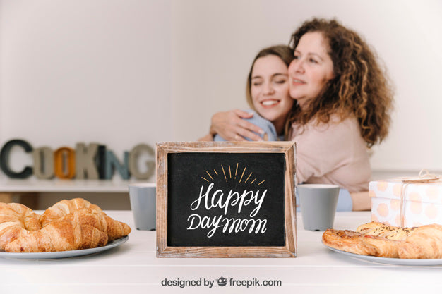 Free Slate Mockup For Mothers Day With Breakfast Psd