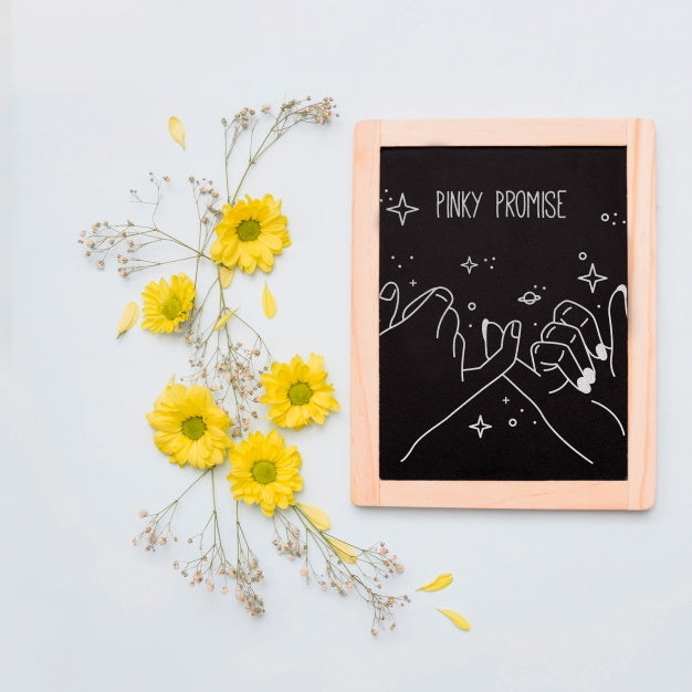 Free Slate Mockup With Floral Decoratio Psd