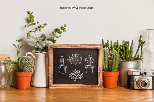Free Slate Mockup With Floral Decoration Psd