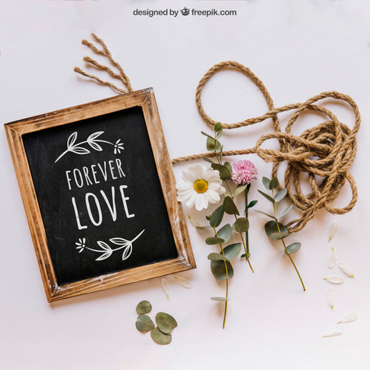 Free Slate Mockup With Flowers And Rope Psd