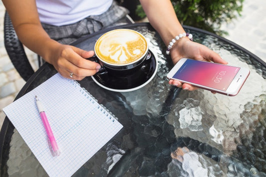 Free Smartphone Mockup On Table With Cappuchino Psd