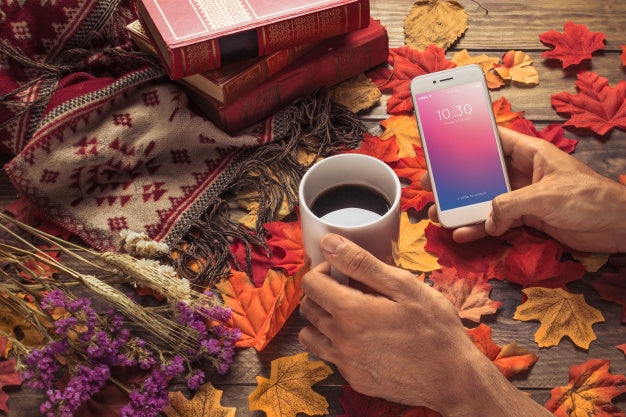 Free Smartphone Mockup With Autumn Concept Psd