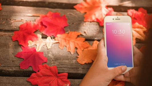 Free Smartphone Mockup With Autumn Concept Psd