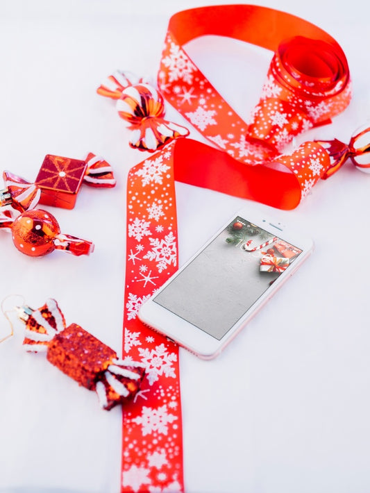 Free Smartphone Mockup With Christmas Elements Psd