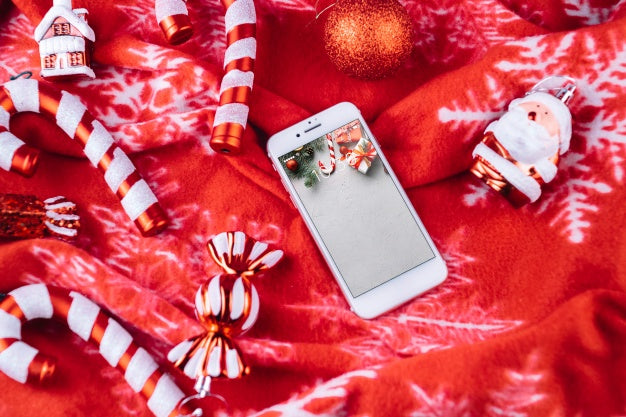 Free Smartphone Mockup With Christmas Elements Psd