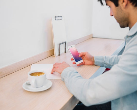 Free Smartphone Mockup With Man And Coffee Psd