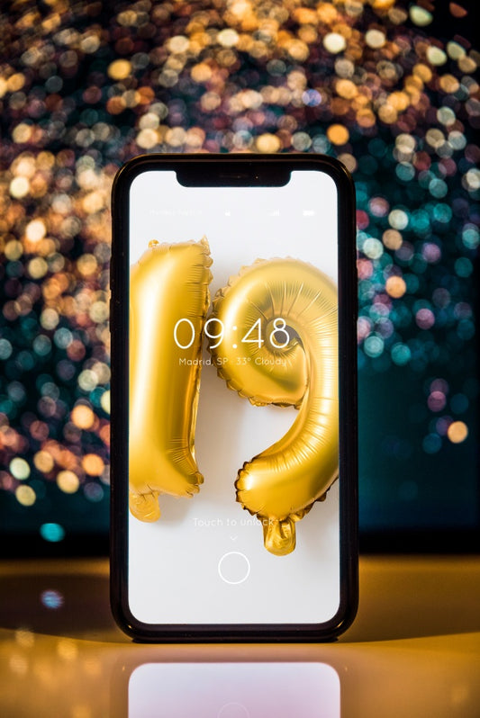 Free Smartphone Mockup With New Year Decoration Psd