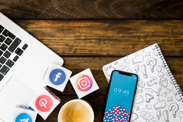 Free Smartphone Mockup With Social Media Concept Psd