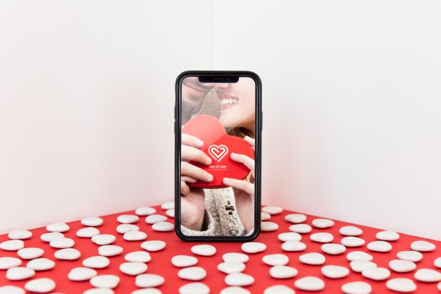 Free Smartphone Mockup With Valentine Concept Psd