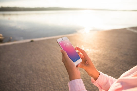 Free Smartphone Mockup With Woman At The Beach Psd
