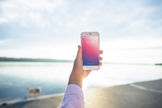 Free Smartphone Mockup With Woman At The Beach Psd
