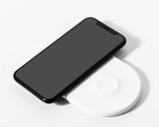 Free Smartphone Screen Mockup With Wireless Charger Psd