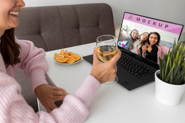 Free Smiley Woman Celebrating At Home With Friends Over Laptop And Drink Psd