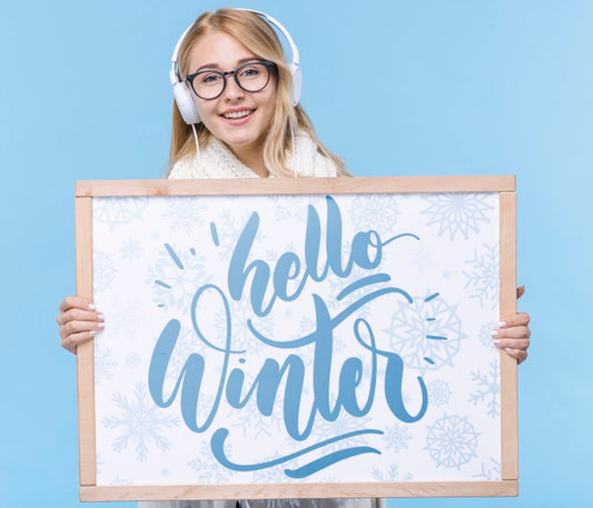 Free Smiley Young Woman Holding Mock-Up Sign Psd