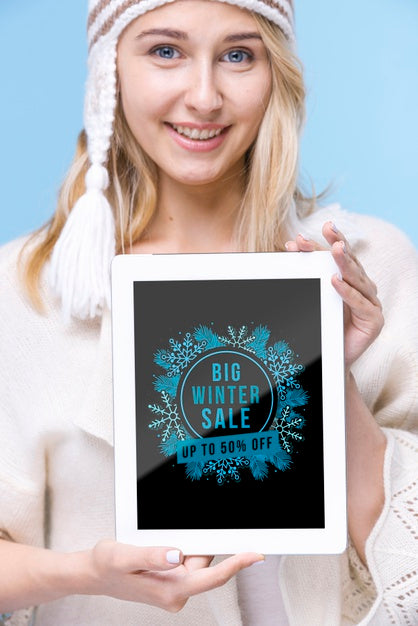 Free Smiley Young Woman Holding Tablet Psd