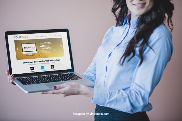 Free Smiling Businesswoman Presenting Laptop Psd