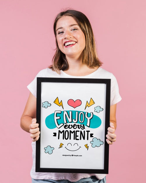 Free Smiling Young Woman Showing A Frame Mock-Up Psd