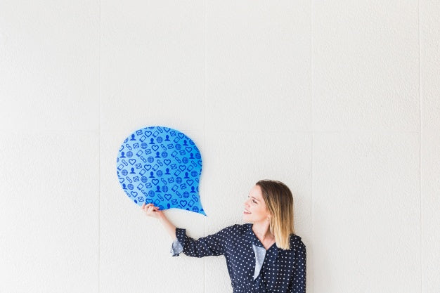 Free Speech Bubble Mockup With Smiling Woman Psd