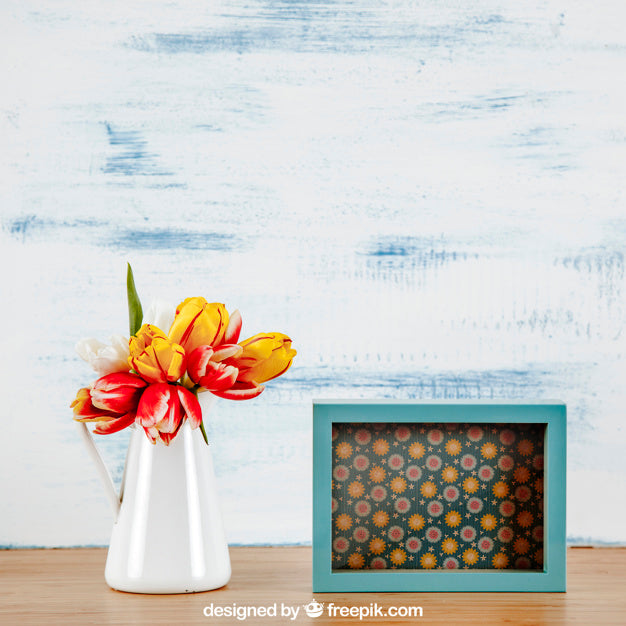 Free Spring Mockup With Horizontal Frame And Vase Of Flowers Psd