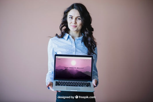 Free Stylish Businesswoman Presenting Laptop Psd