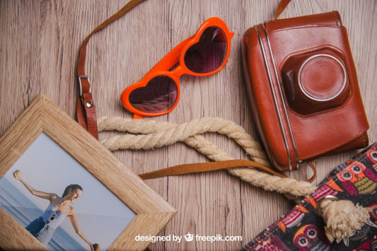 Free Summer Concept With Frame And Decorative Summer Elements Psd