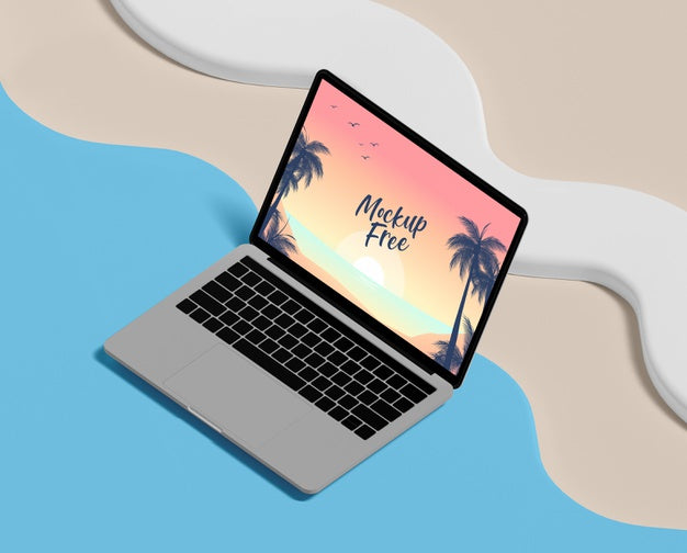 Free Summer Concept With Laptop And Beach Psd