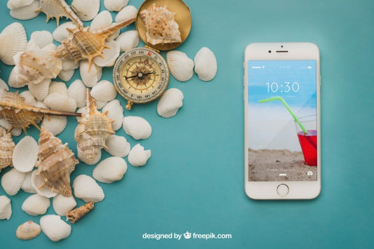 Free Summer Concept With Smartphone And Shells Psd