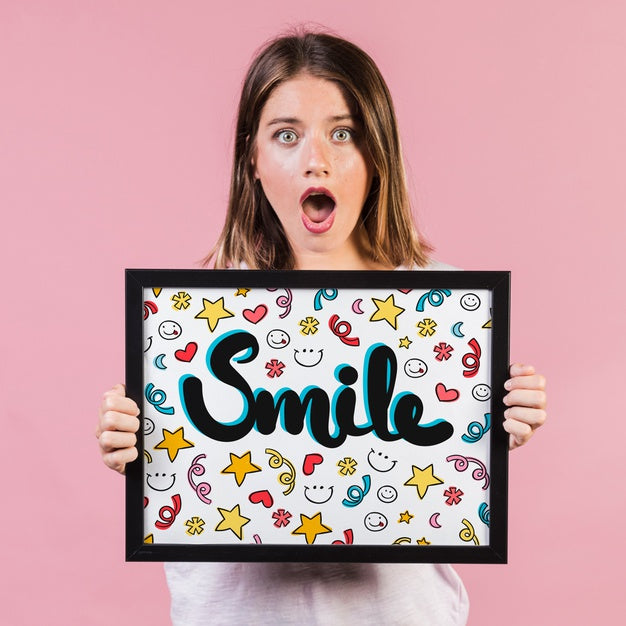 Free Surprised Young Woman Showing A Frame Mock-Up Psd