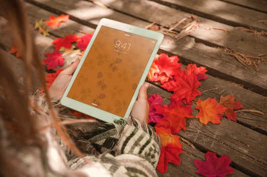 Free Tablet Mockup With Autumn Concept Psd