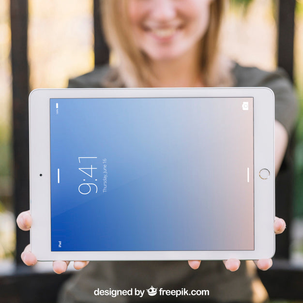 Free Tablet Mockup With Blurred Woman Psd
