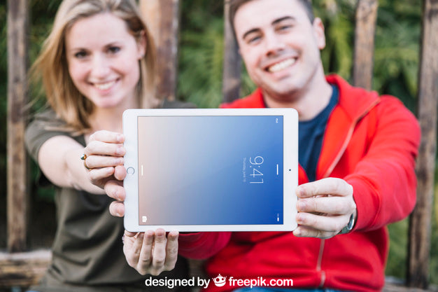 Free Tablet Mockup With Couple Outdoors Psd