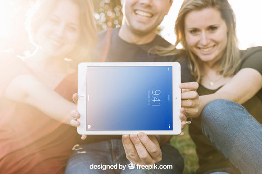 Free Tablet Mockup With Friends And Sunshine Psd