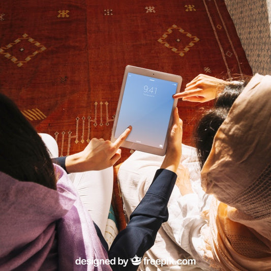 Free Tablet Mockup With Muslim Women Psd