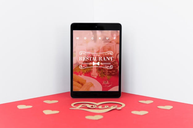 Free Tablet Mockup With Valentine Concept Psd