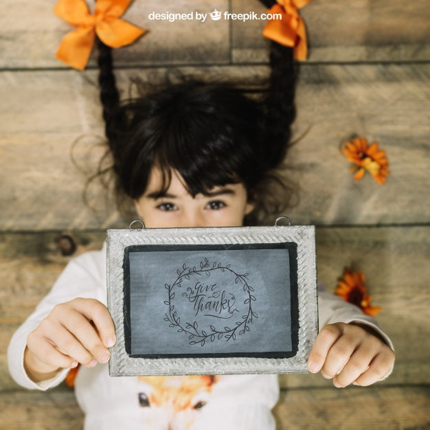 Free Thanksgiving Mockup With Girl Holding Slate Psd