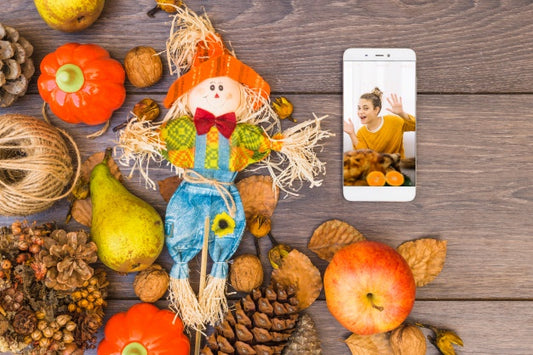 Free Thanksgiving Mockup With Smartphone Psd