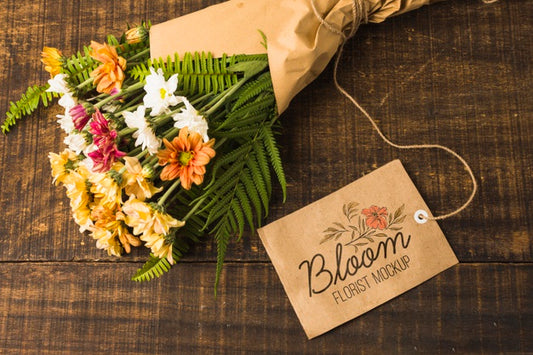 Free Top View Bouquet Of Flowers With Mock-Up Tag Psd