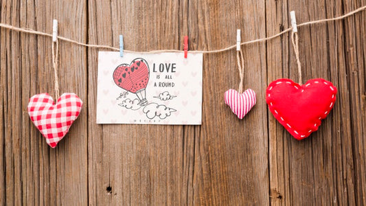 Free Top View Hearts On Wooden Background Psd