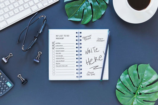 Free Top View Notepad On The Desk With Mock-Up Psd
